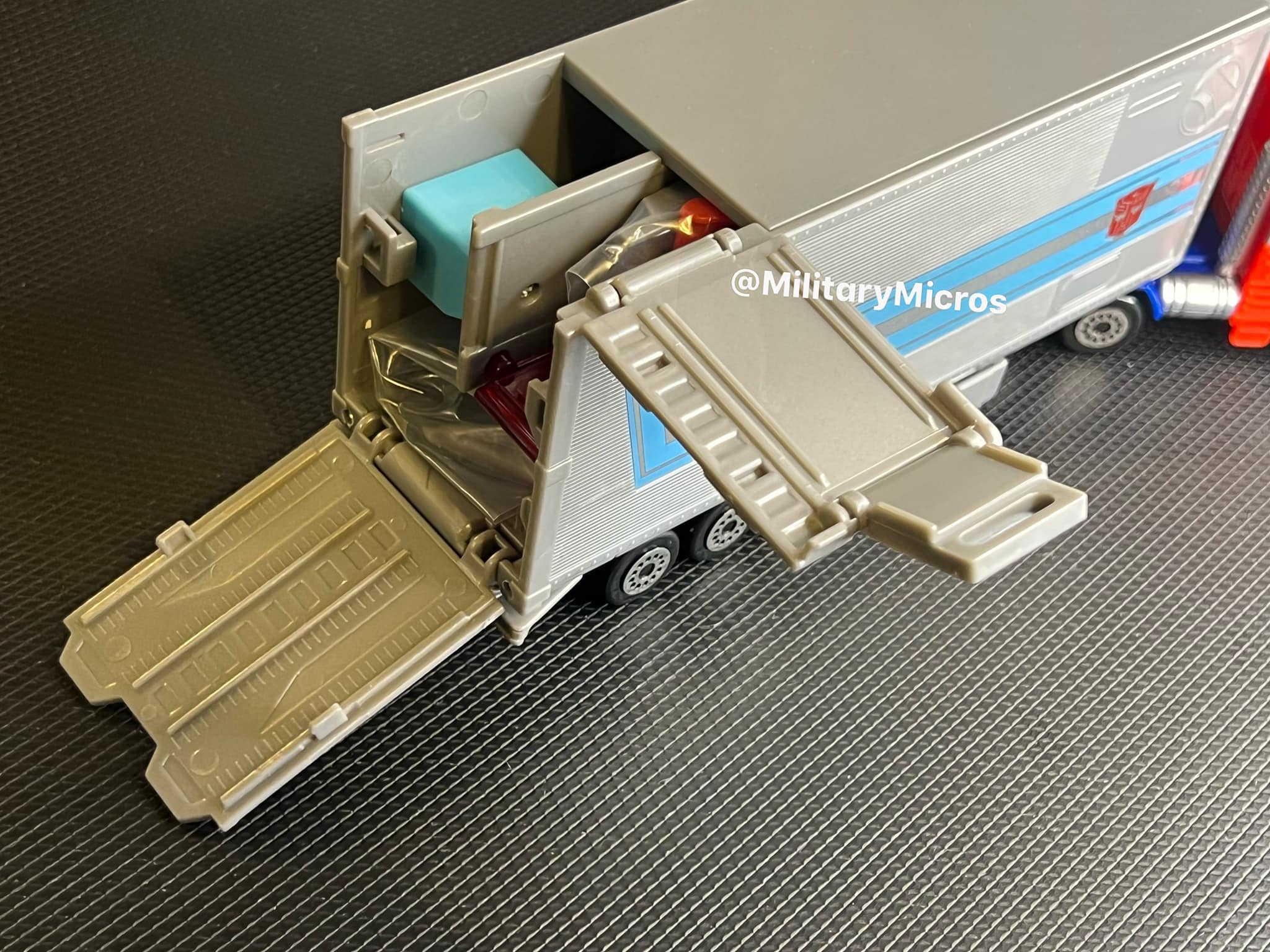 Micro Machines Transformers G1 Optimus Prime Hauler Playset In